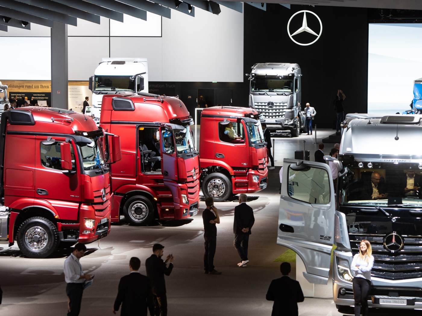 Slideshow Bild - Das Prachtstück am riesigen Daimler Stand: der neue Actros ohne Spiegel !